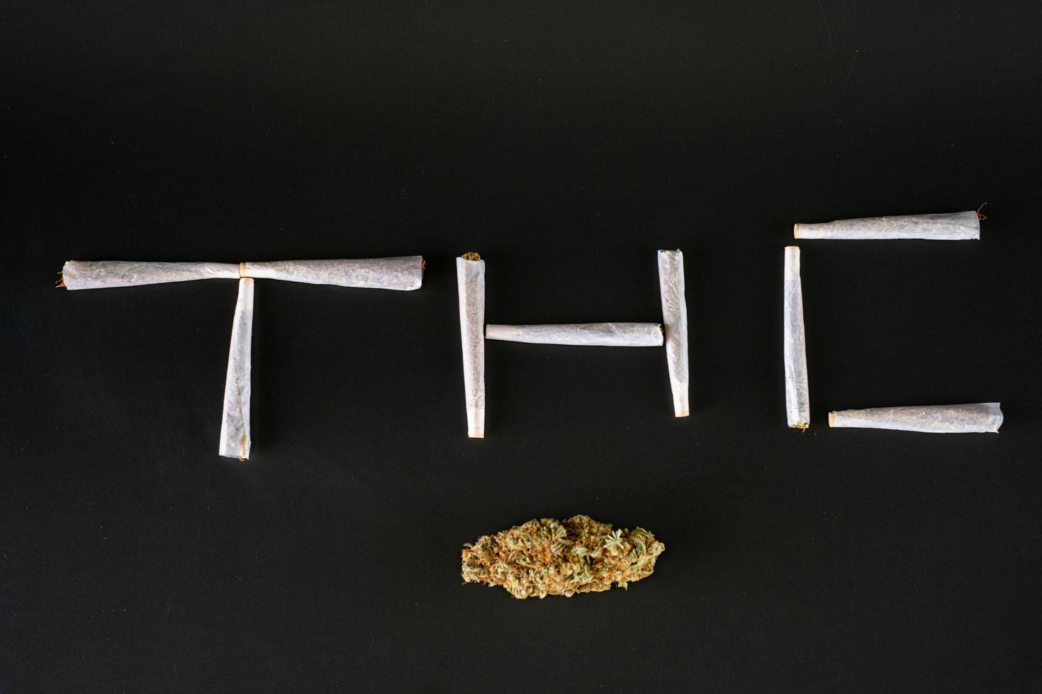 thc geschreven met joints en marihuanaknop foto