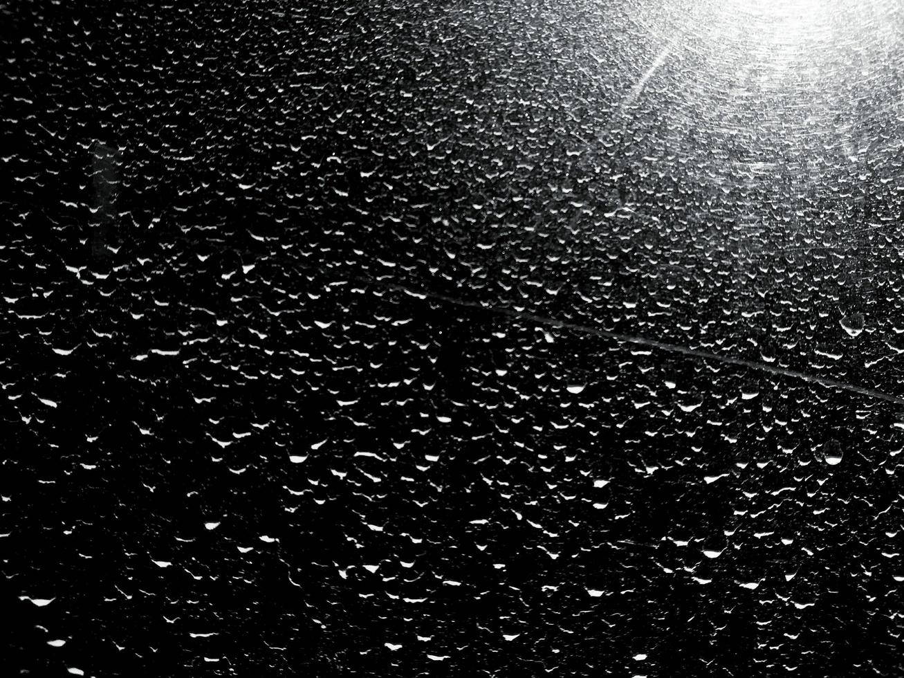 stofdoek of regendruppel op de metalen deur met licht in zwart-wit stijl. achtergrond en structuurconcept foto