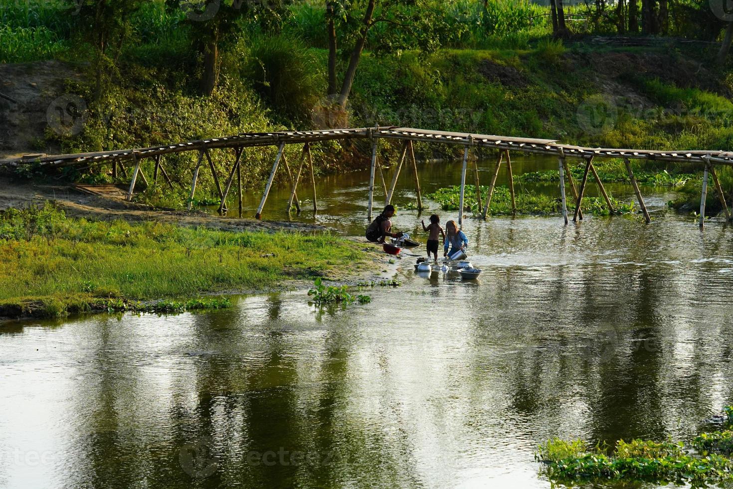 dorpelingen wassen hun gereedschap in de vijver. foto