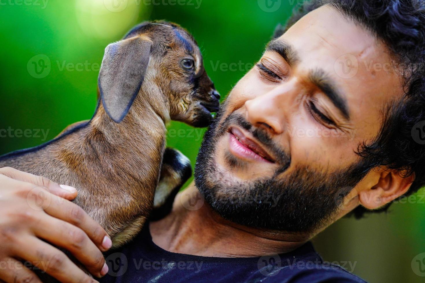 jongen met schattig babygeit huisdier foto