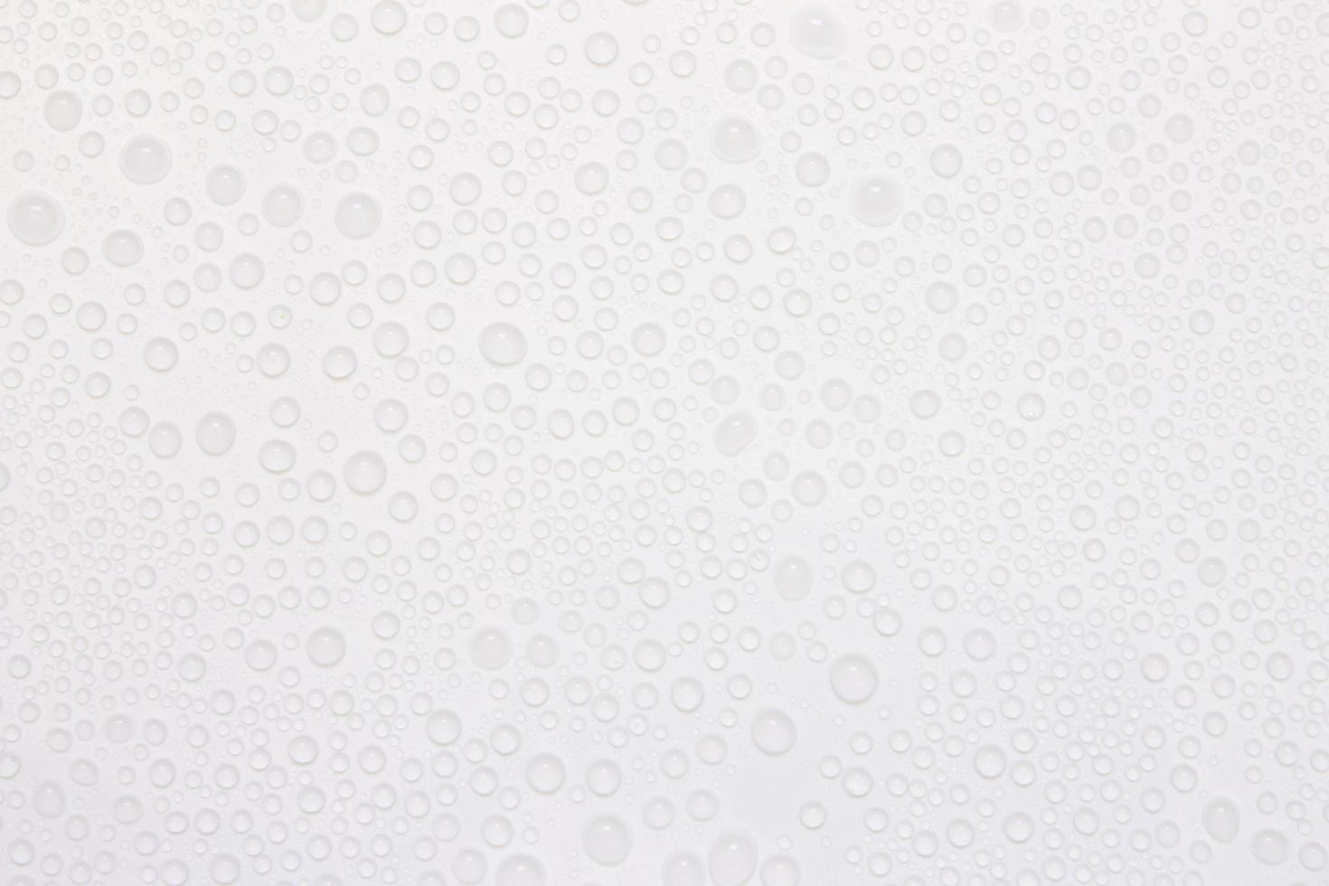 waterdruppel op wit oppervlak als achtergrond foto