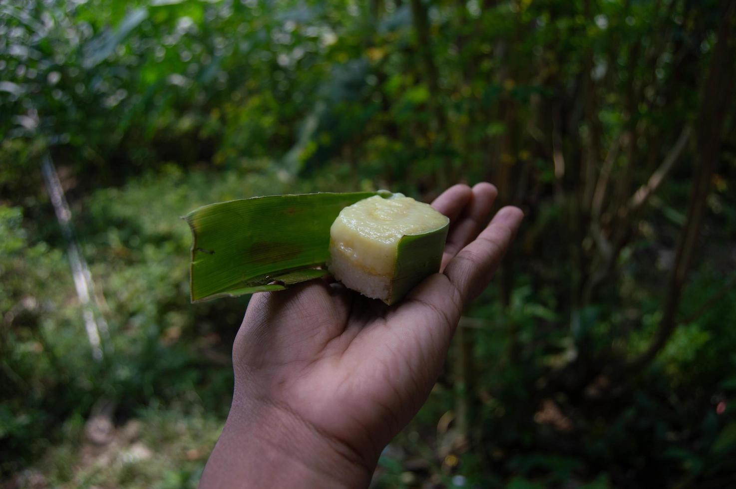 zoete snacks van kleefrijst met durian topping die iemand vasthoudt. Indonesische traditionele gerechten. foto