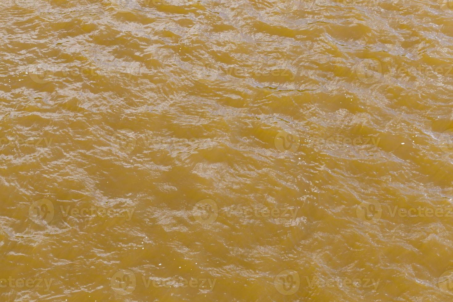 gele vuile rivier foto