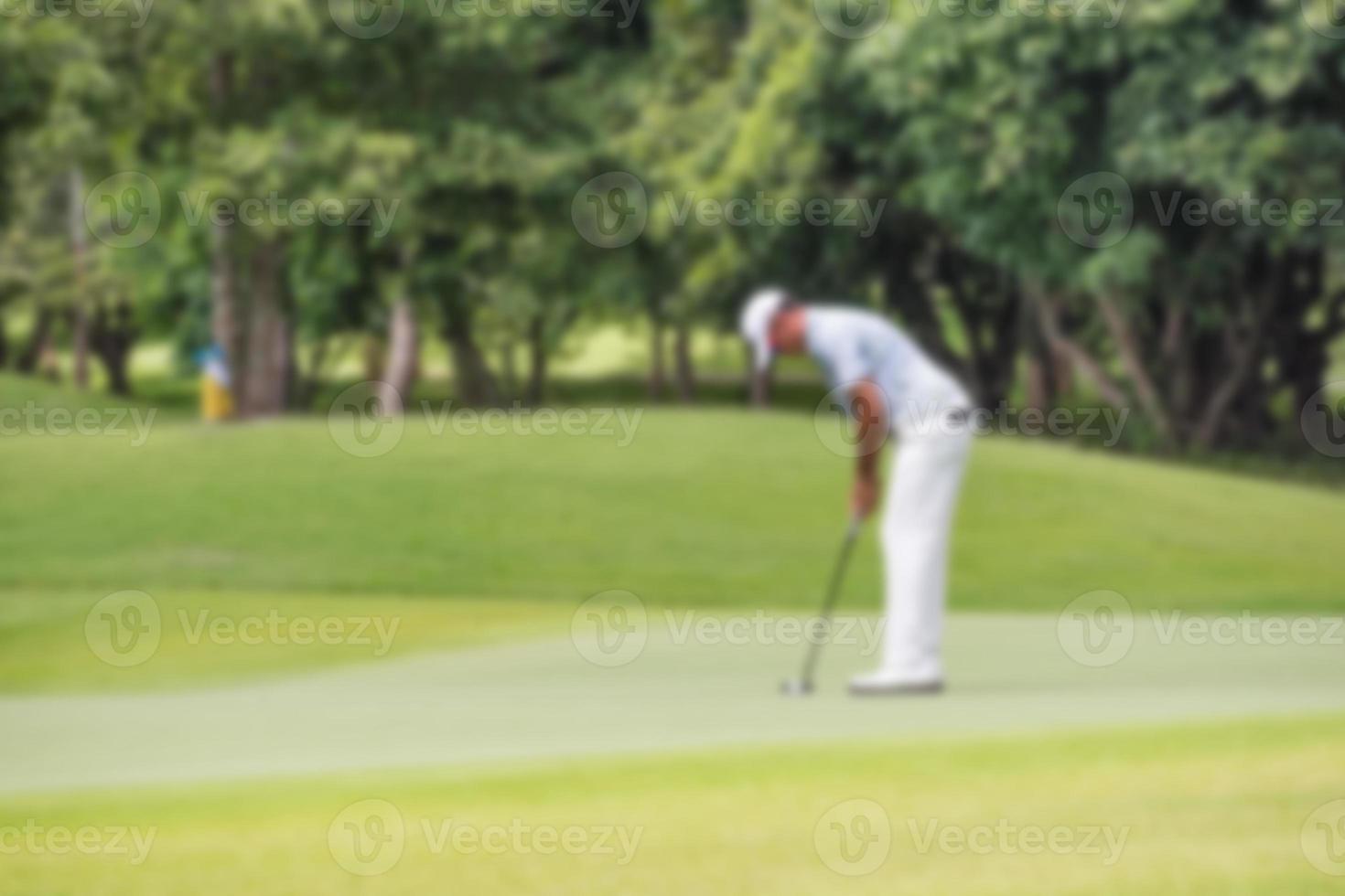 man golfen op de golfbaan. foto