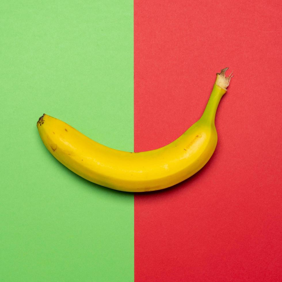 banaan op gekleurde achtergrond stilleven foto