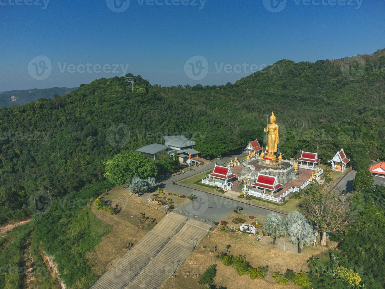 hat yai gemeentelijk park in hatyai, thailand met toegewijden die de boeddha aanbidden. foto