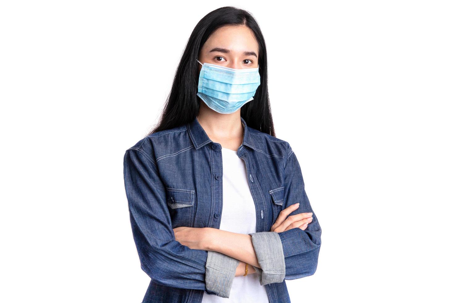 jonge vrouw die een medisch gezichtsmasker draagt voor bescherming tegen het coronavirus of covid-19, om uitbraak en griepepidemie coronavirus of covid-19 concept te beschermen foto