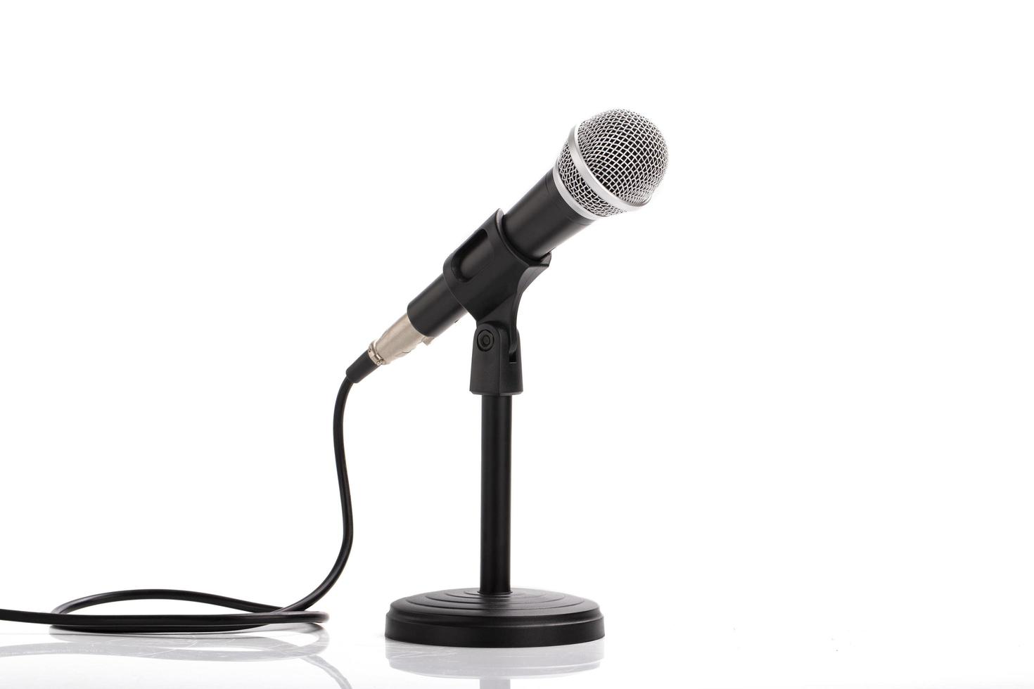 microfoon met standaard geïsoleerd op witte achtergrond foto