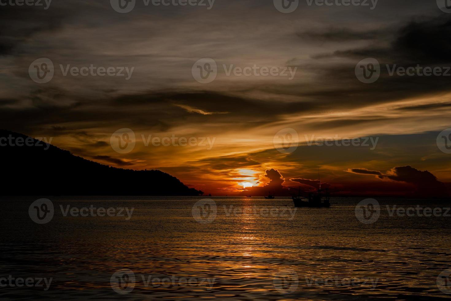 prachtige zonsondergang en een boot op zee foto