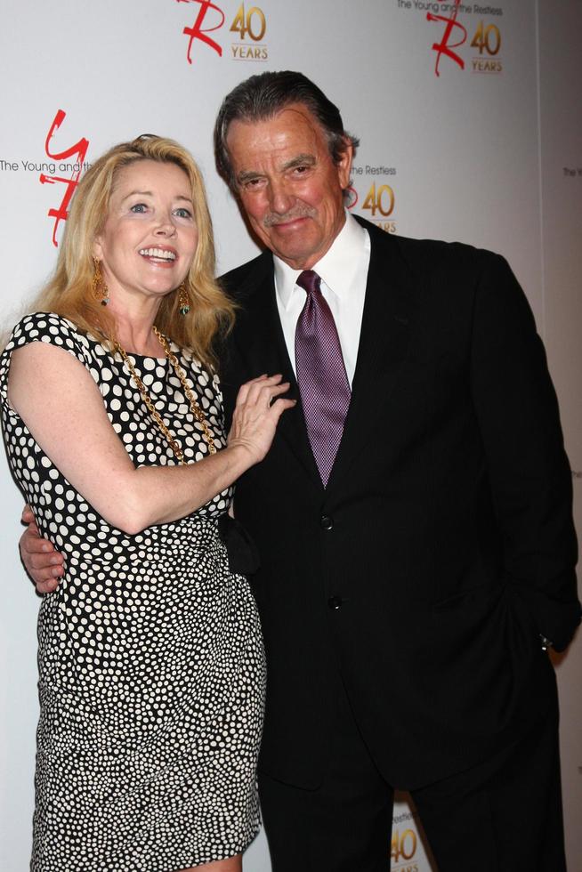 los angeles, 26 maart - melodie thomas scott, eric braeden woont de 40e verjaardag van de jongeren en de rusteloze viering bij in de cbs tv-stad op 26 maart 2013 in los angeles, ca foto