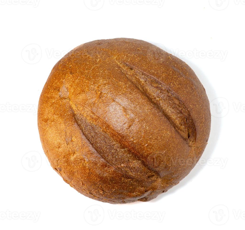 rond zwart brood op witte achtergrond foto