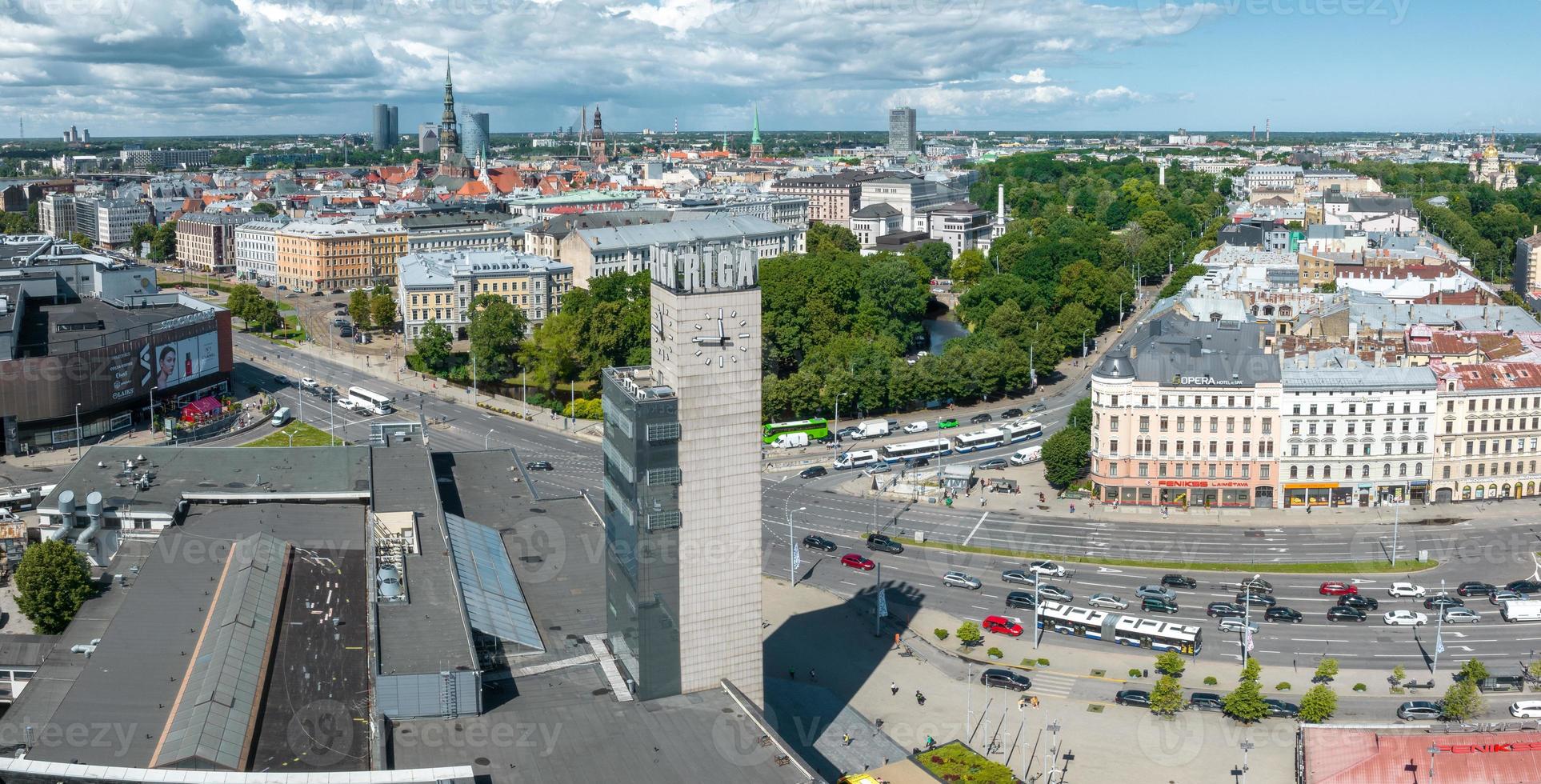 luchtfoto van de toren van het centraal station van Riga met de naam van de stad en de klok. foto