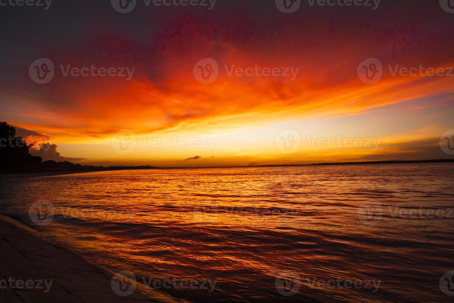 prachtig schilderachtig uitzicht op zee tegen oranje lucht foto