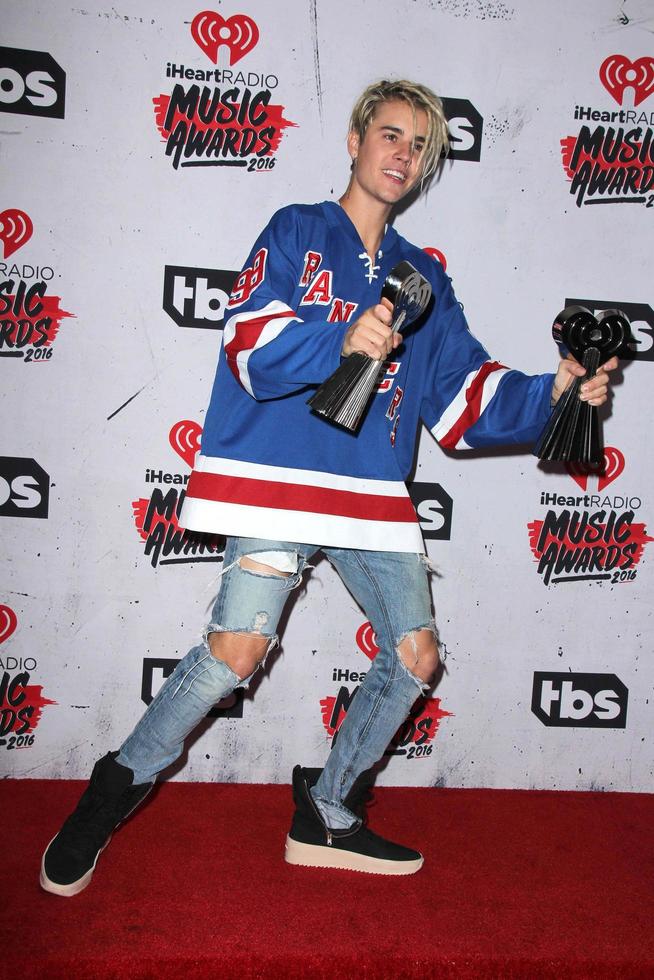 los angeles, 3 april - justin bieber op de iheart radio music awards 2016 perskamer op het forum op 3 april 2016 in inglewood, ca foto