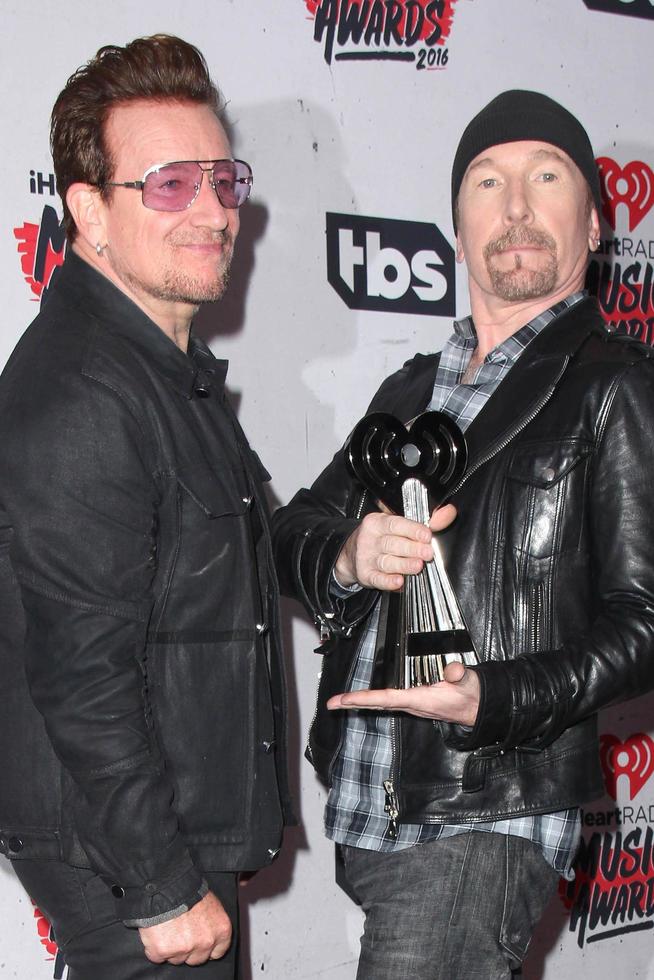 los angeles, 3 apr - bono, the edge bij de iheart radio music awards 2016 perskamer op het forum op 3 april 2016 in inglewood, ca foto