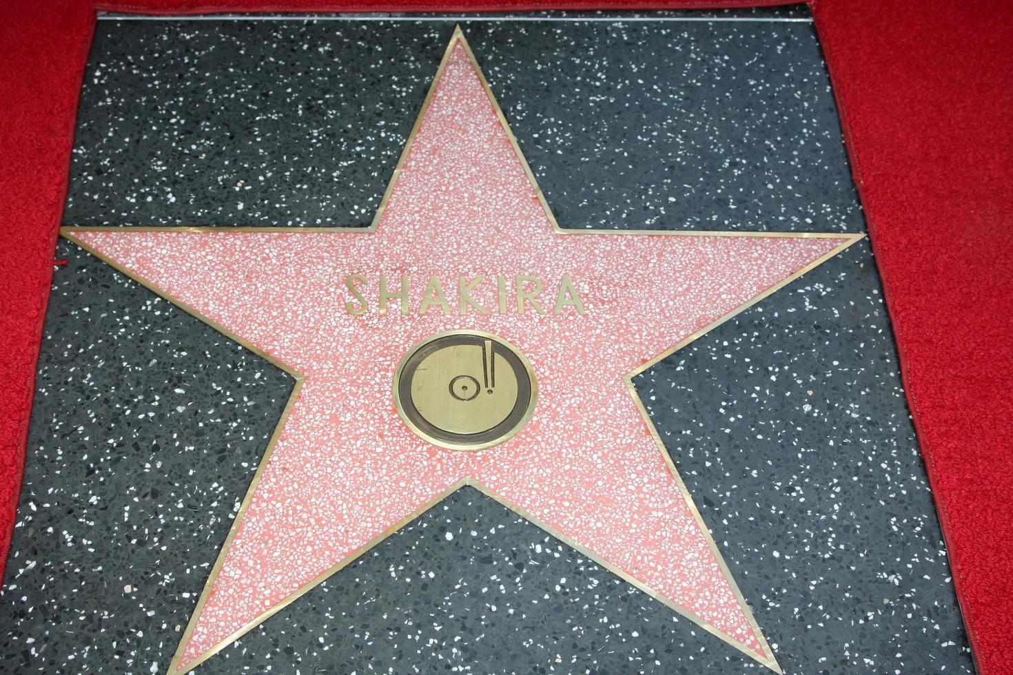 los angeles, 8 nov - shakira bij de hollywood walk of fame-ceremonie die een ster schenkt aan shakira in w hollywood op 8 november 2011 in los angeles, ca foto