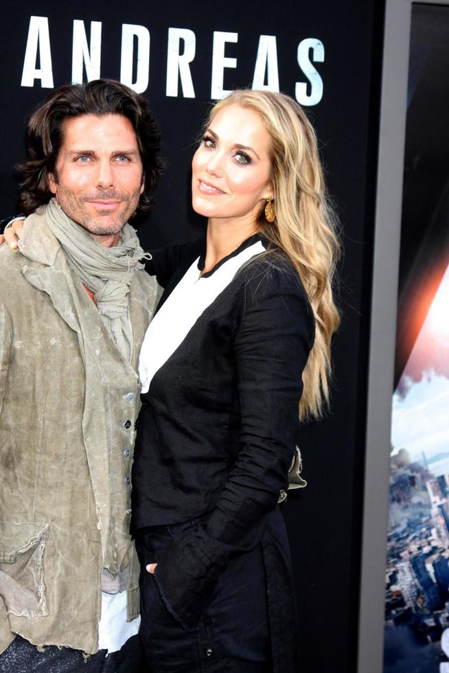 los angeles, 26 mei - greg lauren, elizabeth berkley bij de wereldpremière van san andreas in het tcl chinese theater imax op 26 mei 2015 in los angeles, ca foto