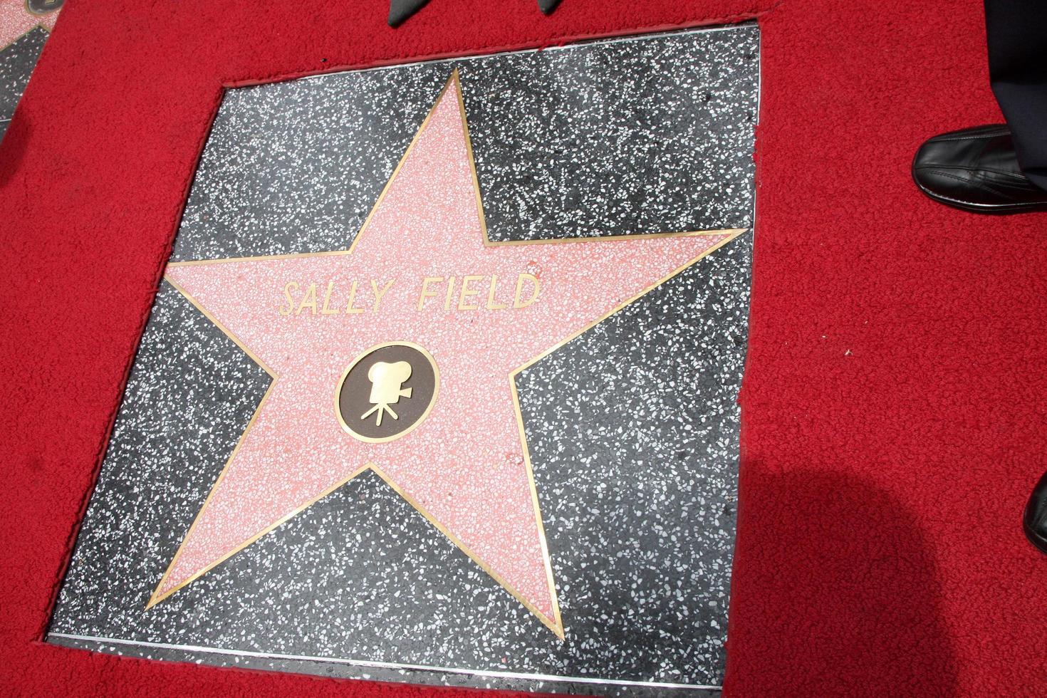 los angeles, 5 mei - sally field star bij de sally field hollywood walk of fame star ceremonie in hollywood wax museum op 5 mei 2014 in los angeles, ca foto