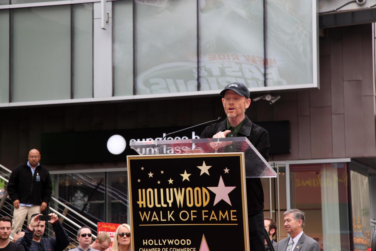 los angeles, 10 dec - ron howard bij de ron howard star op de hollywood walk of fame op de hollywood blvd op 10 december 2015 in los angeles, ca foto