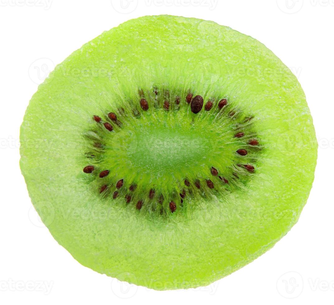 de gedroogde kiwi slice is geïsoleerd op een witte achtergrond. foto