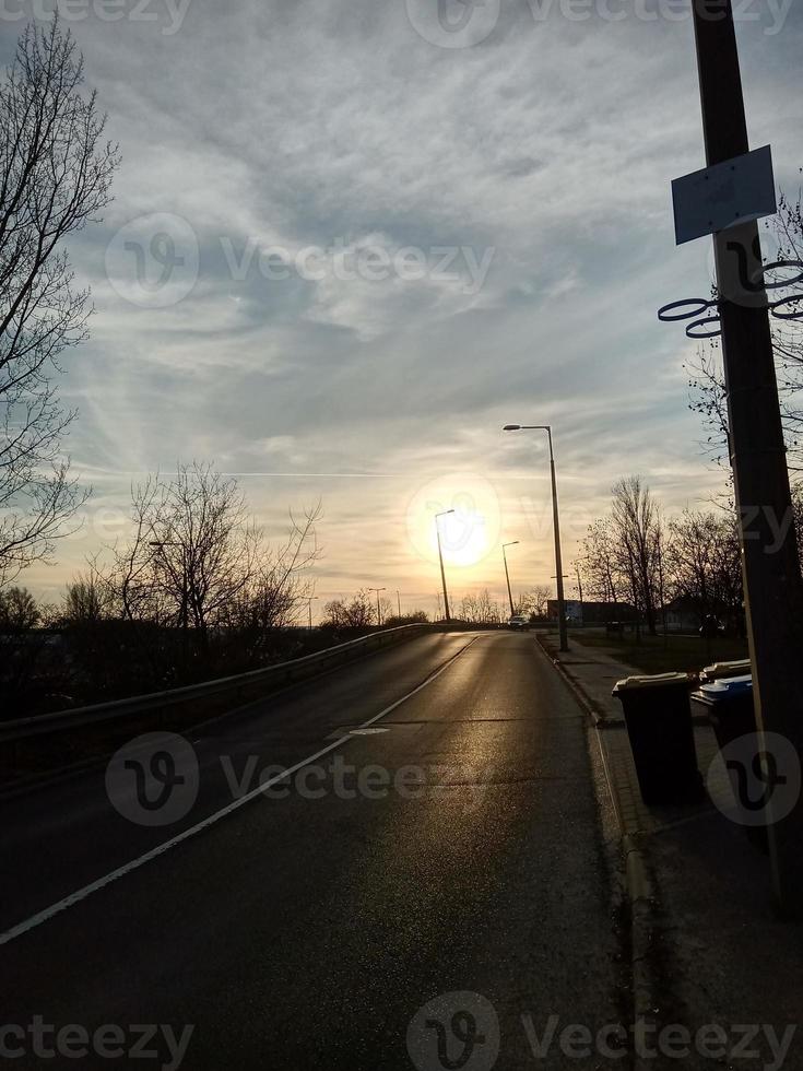 zonsondergang op richmeadow square in boedapest foto