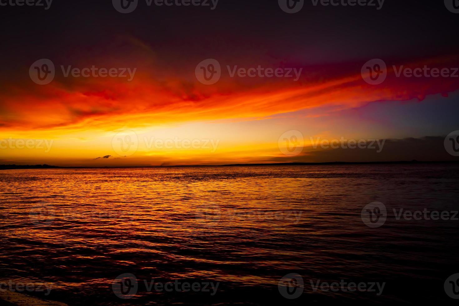 prachtig schilderachtig uitzicht op zee tegen oranje lucht foto