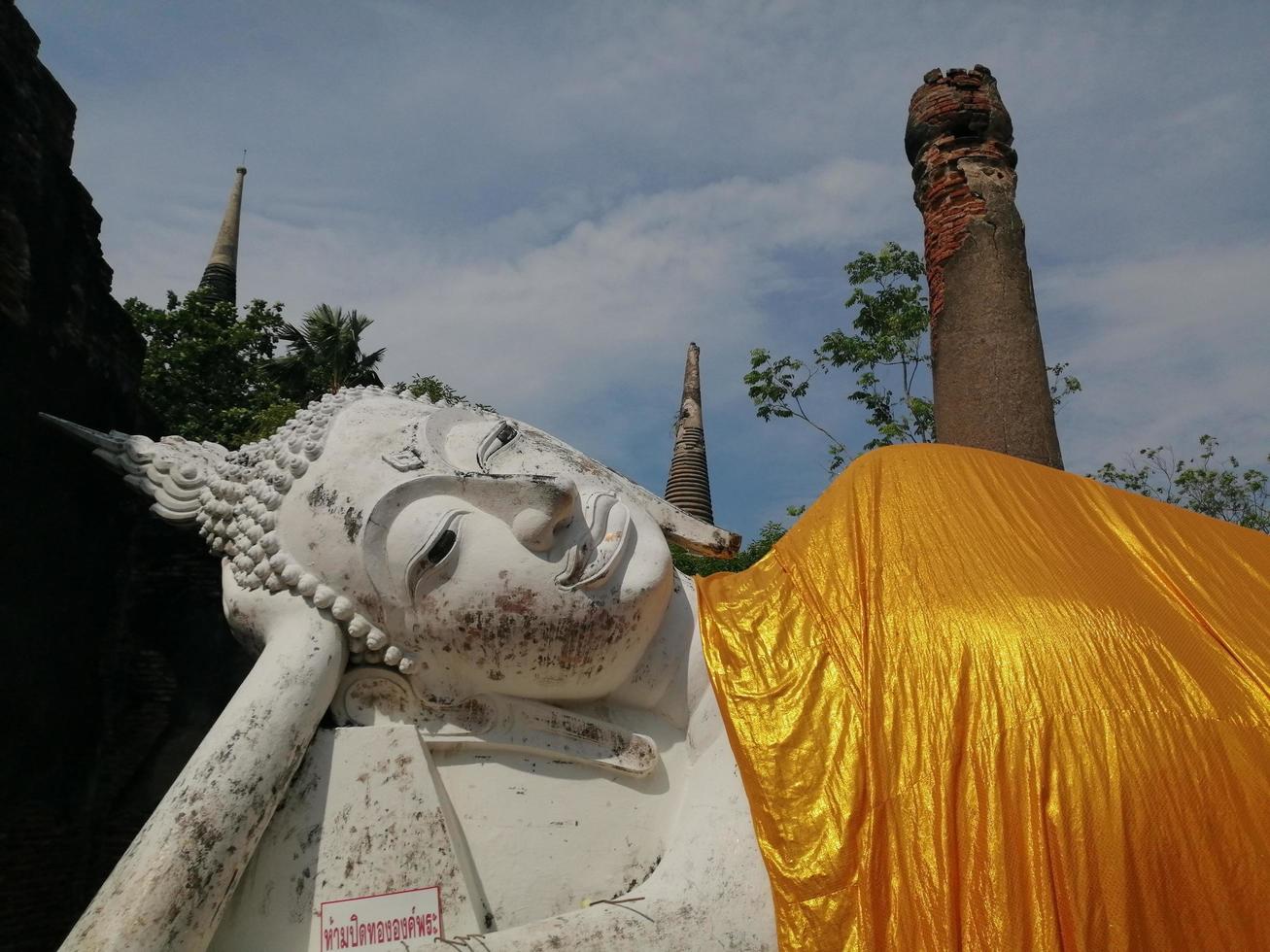 boeddha goud kleur thaise tempel heilige dingen geloof foto