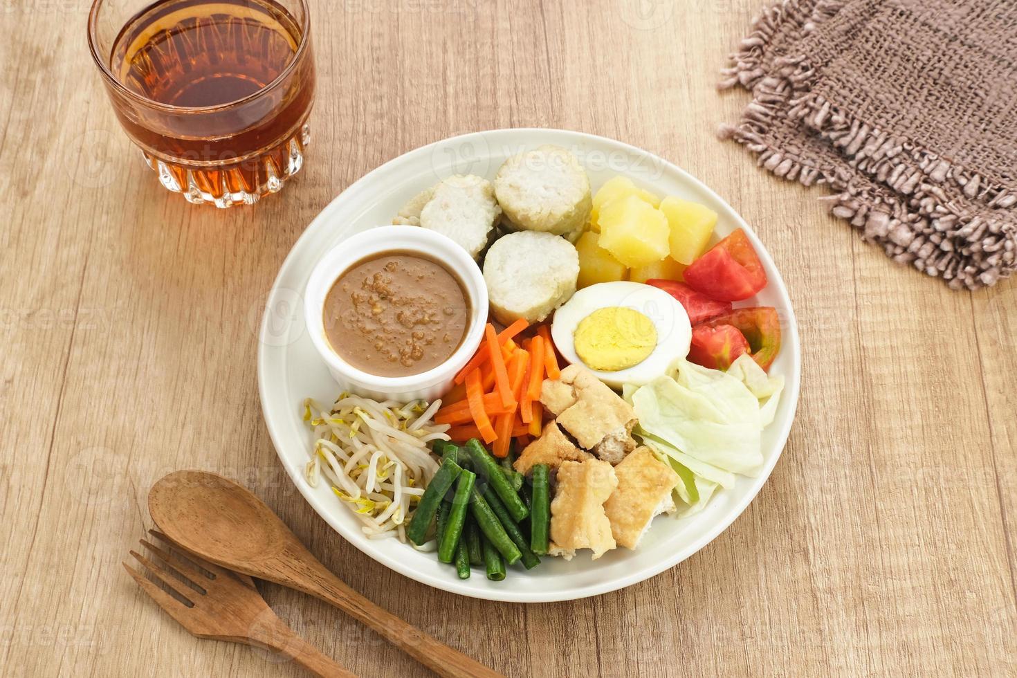 gado gado, Indonesische traditionele groentesalade met pindasaus, rijstwafel, tofu en ei foto
