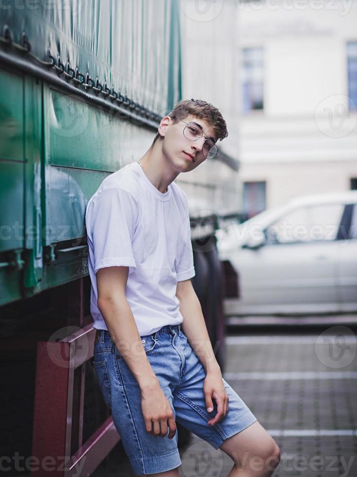 man met bril en een leeg wit t-shirt foto