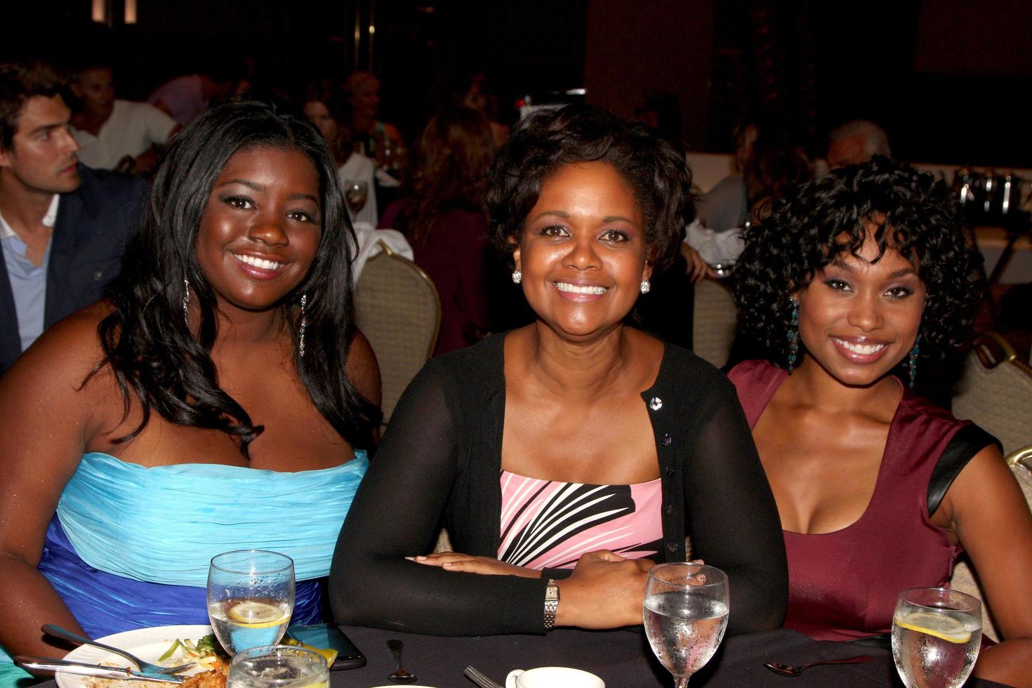 los angeles, 26 aug - julia pace mitchell, tony lee williams, angell conwell bijwonen van het jonge en rusteloze fan diner 2011 in het universele sheraton hotel op 26 augustus 2011 in los angeles, ca. foto