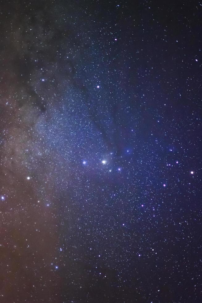 een brede hoekmening van het antares-gebied van de melkweg. foto