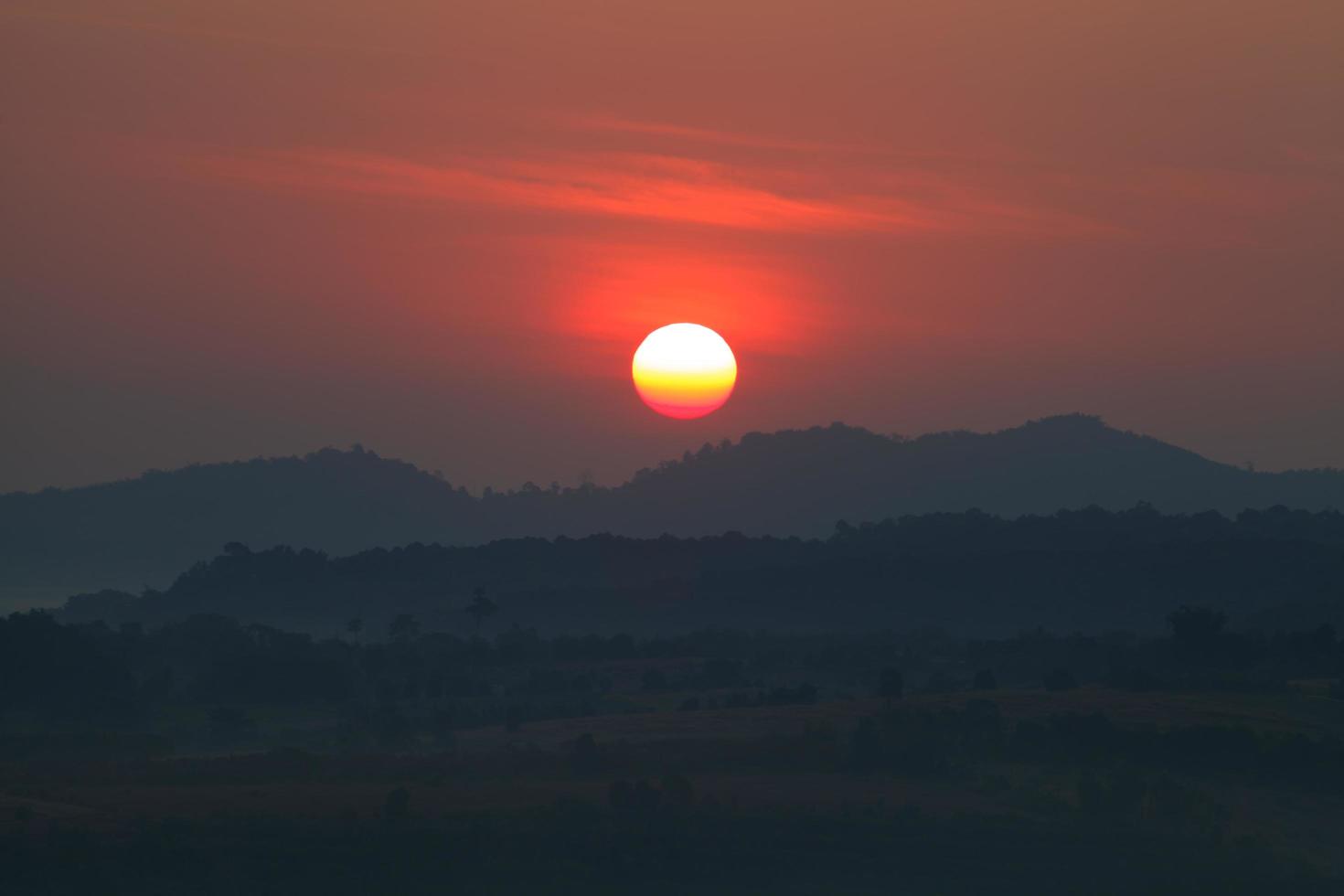 prachtige berg en zonsopgang foto