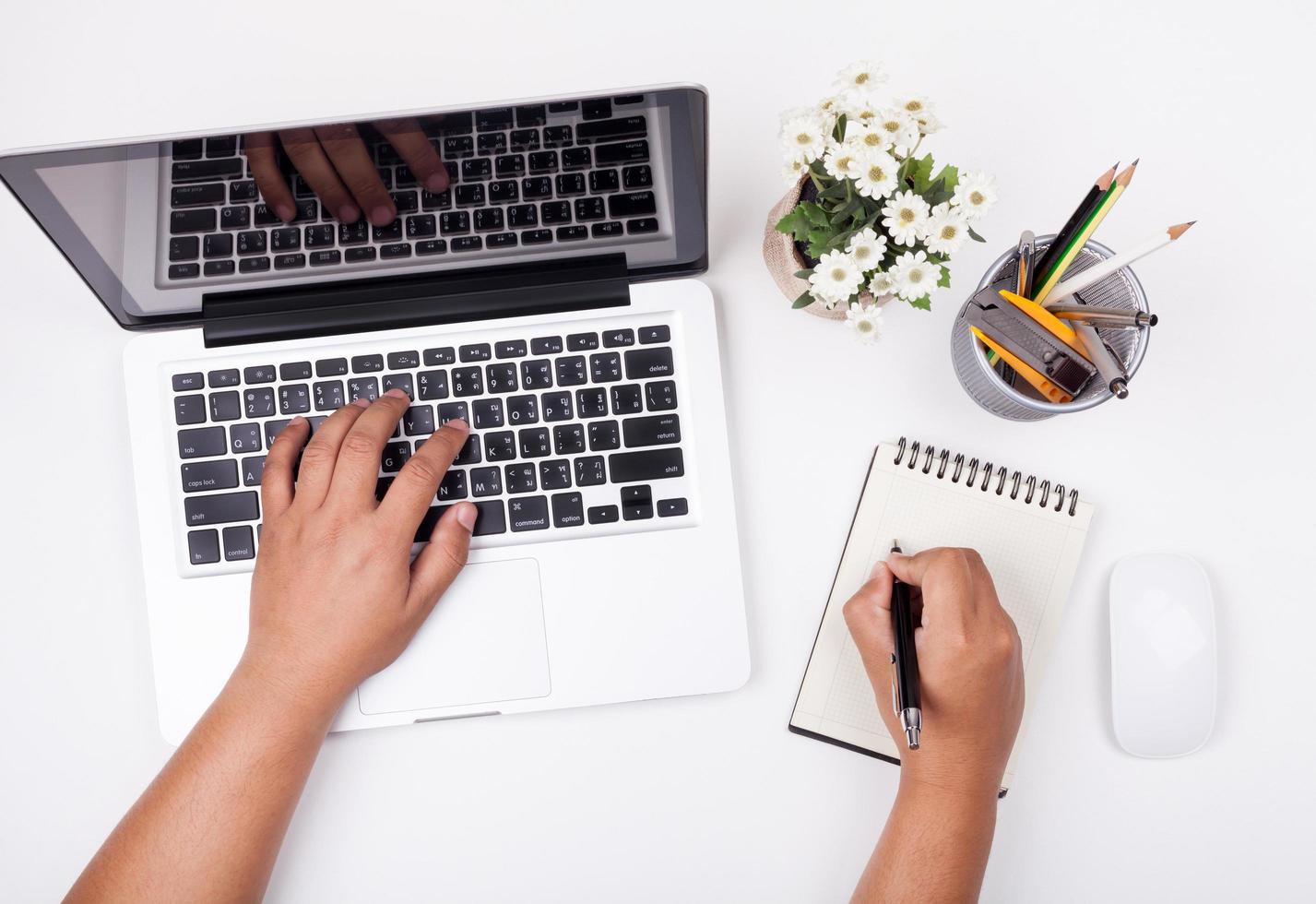 bovenaanzicht van zakenman werken op kantoor. computer, laptop foto