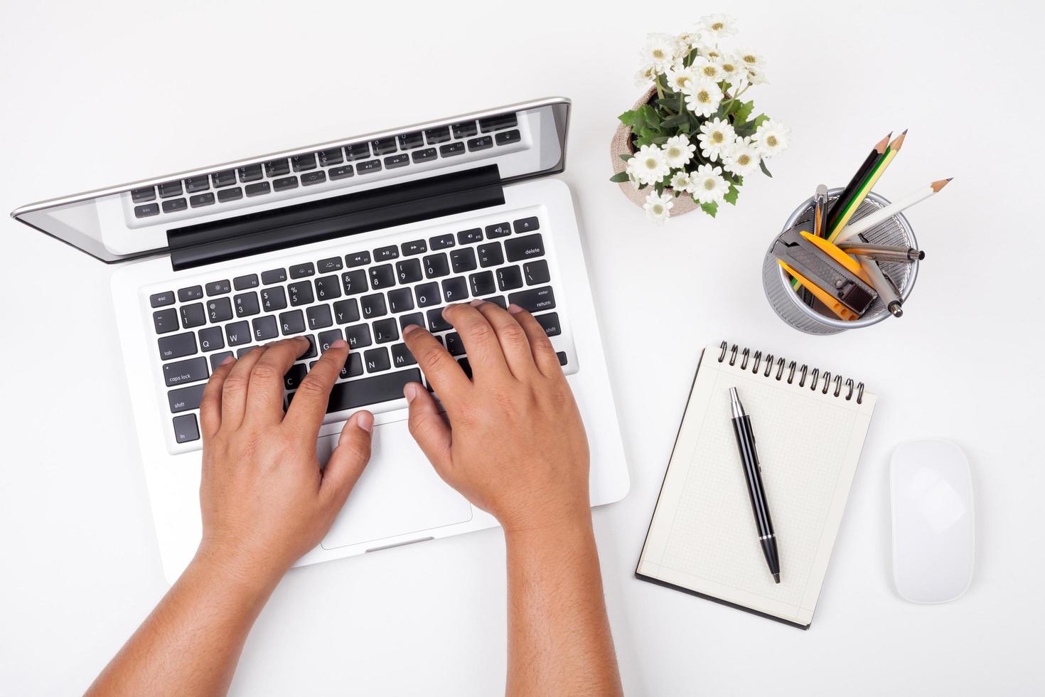 bovenaanzicht van zakenman werken op kantoor. computer, laptop foto