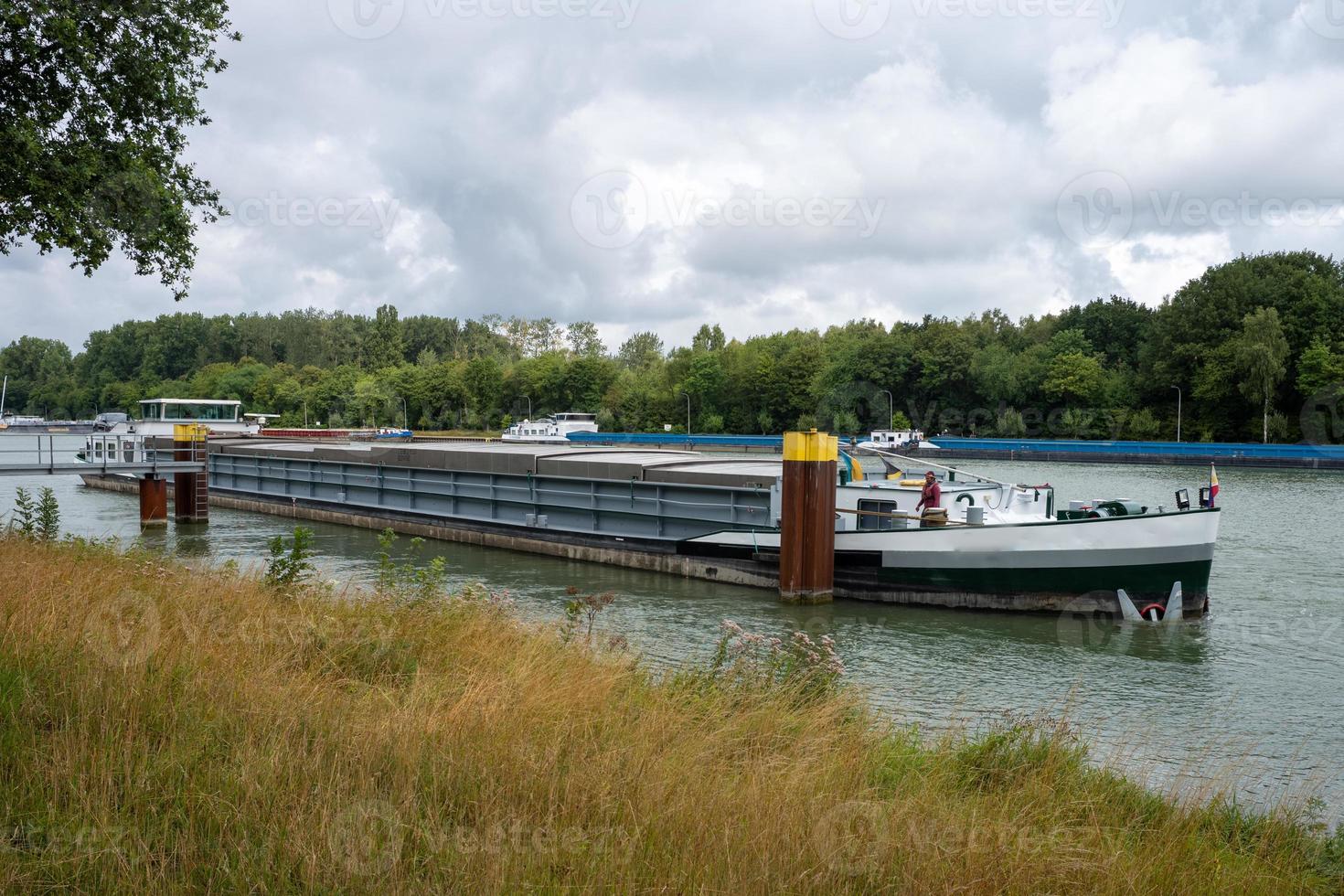 binnenvaartschip afgemeerd aan een kanaal foto