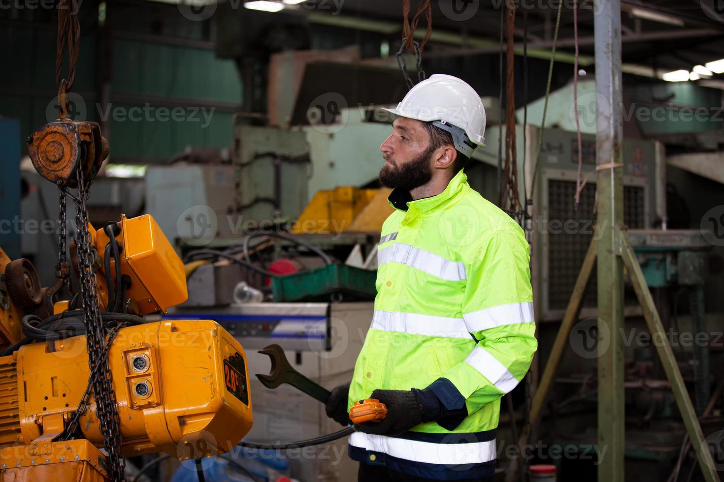 industriële ingenieurs in harde hats.work in de zware industrie fabriek. industriële werknemer binnenshuis in de fabriek. man aan het werk in een industriële foto