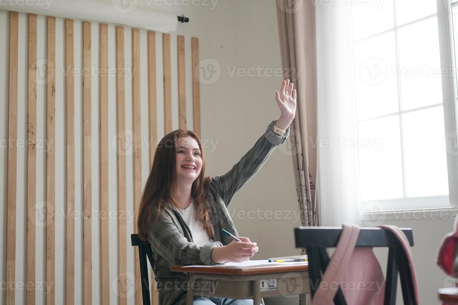 voorschoolse meisje jongen tekenen met kleurpotlood op wit papier op tafel in de klas met vrienden foto