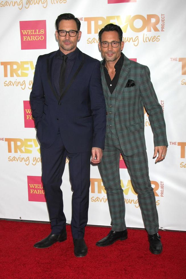 los angeles, 7 dec - lawrence zarian, gregory zarian in de trevorlive la in het hollywood palladium op 7 december 2014 in los angeles, ca foto