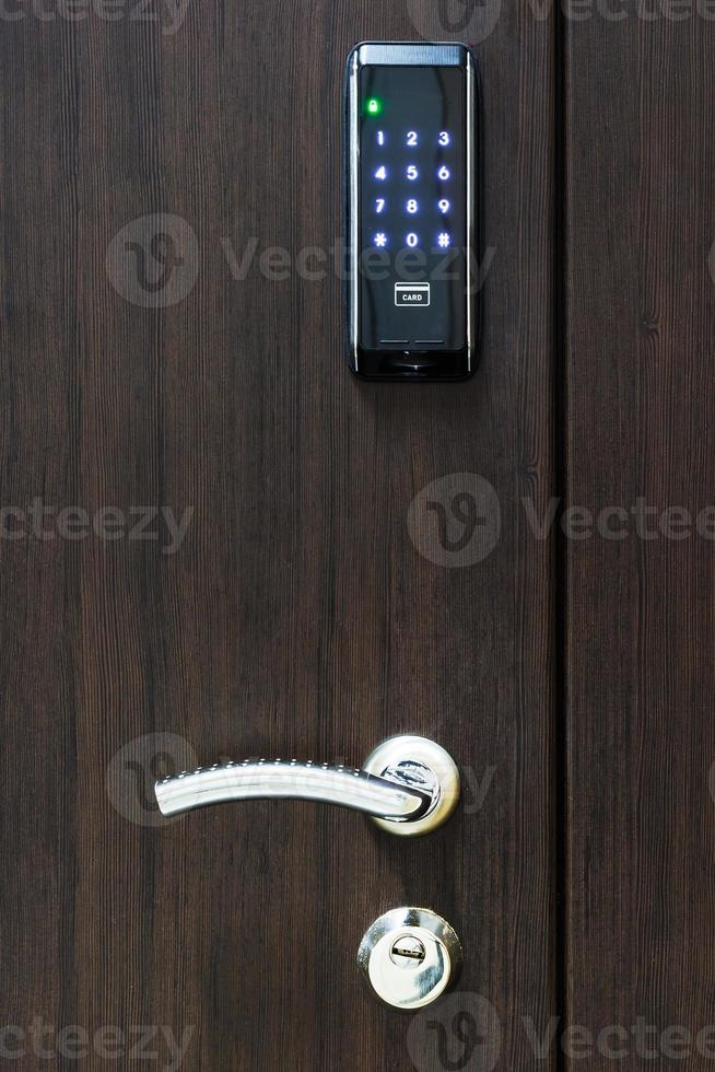 houten deur met elektronisch cijferslot foto
