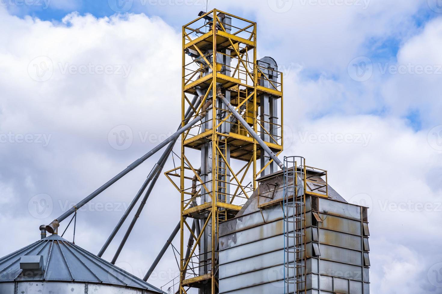 graanschuur lift. zilversilo's op agroverwerkings- en productiefabriek voor het verwerken van drogen, reinigen en opslaan van landbouwproducten, meel, granen en graan. foto