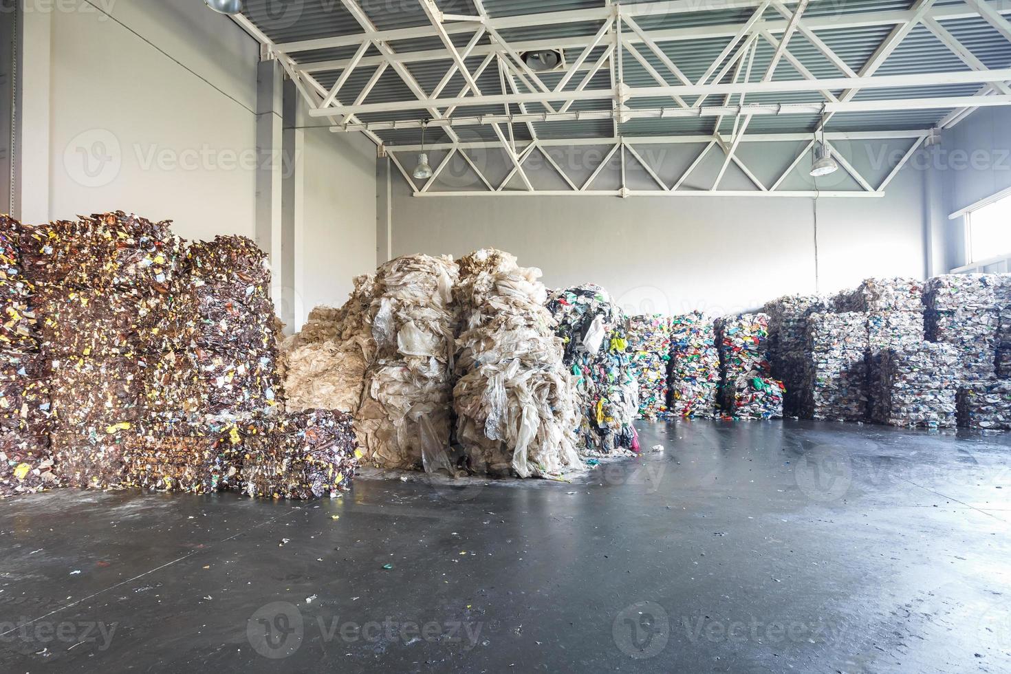 plastic geperste balen in de moderne afvalverwerkingsfabriek. gescheiden afvalinzameling. recycling en opslag van afval voor verdere verwijdering. bedrijf voor het sorteren en verwerken van afval. foto