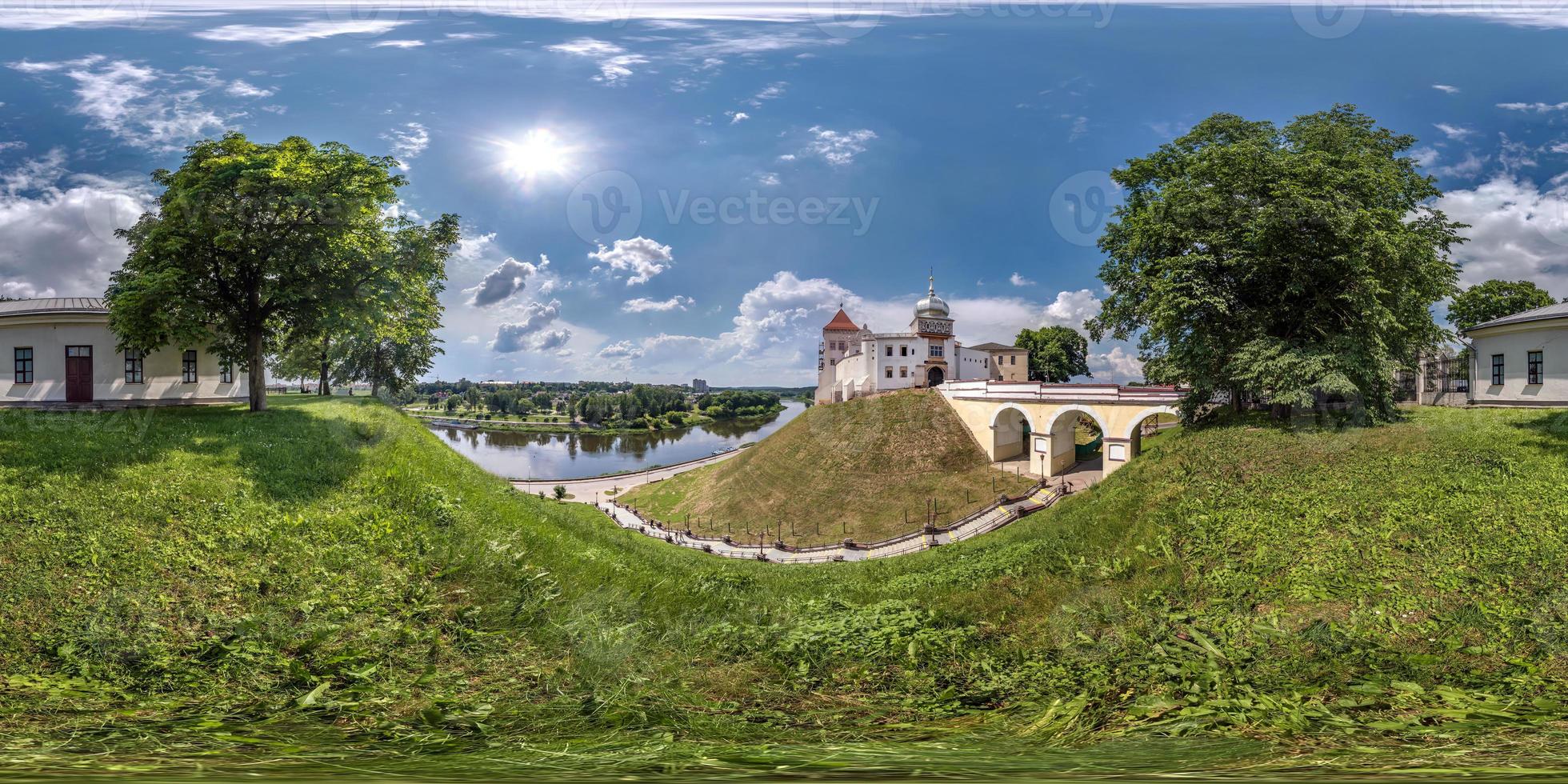 volledig naadloos bolvormig hdri-panorama 360 promenade met uitzicht op de oude stad en historische gebouwen van middeleeuws kasteel in de buurt van brede rivier op berg in equirectangular projectie, vr ar inhoud foto