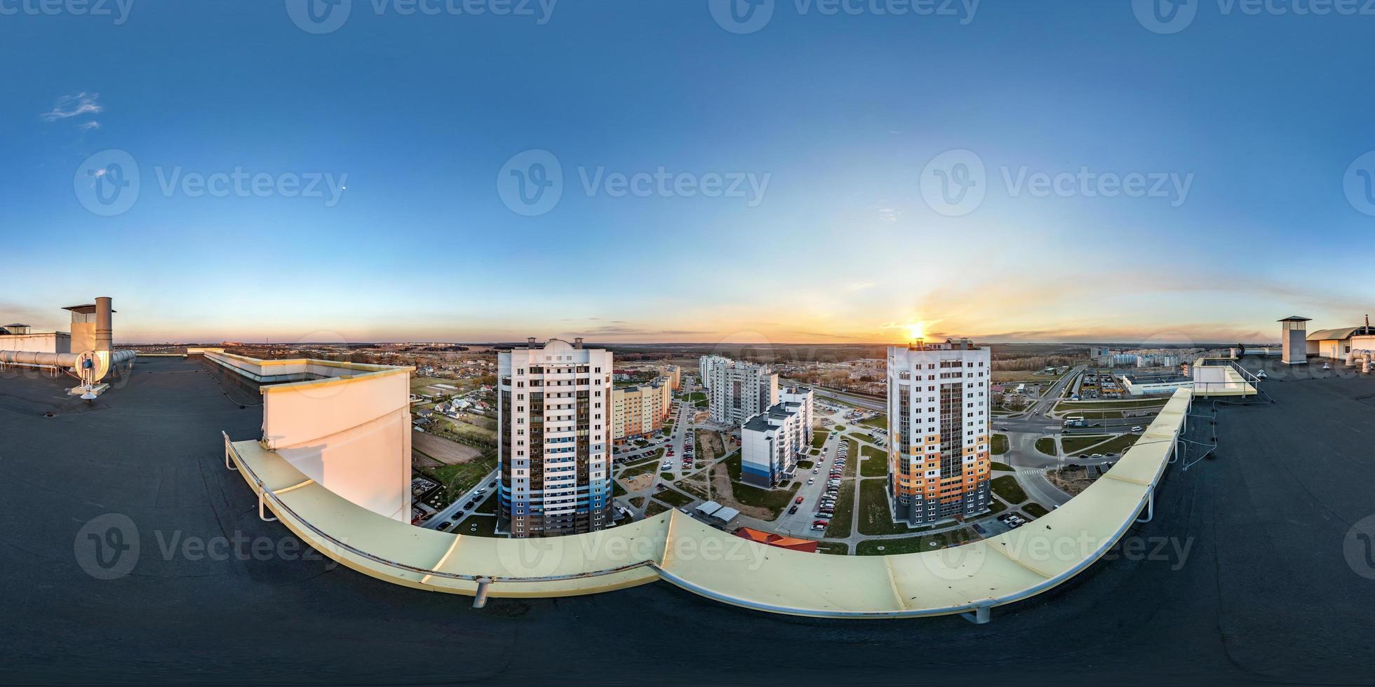 luchtfoto volledig naadloos bolvormig panorama 360 graden uitzicht vanaf het dak van een gebouw met meerdere verdiepingen met uitzicht op de woonwijk op zonsondergang in equirectangular projectie. foto