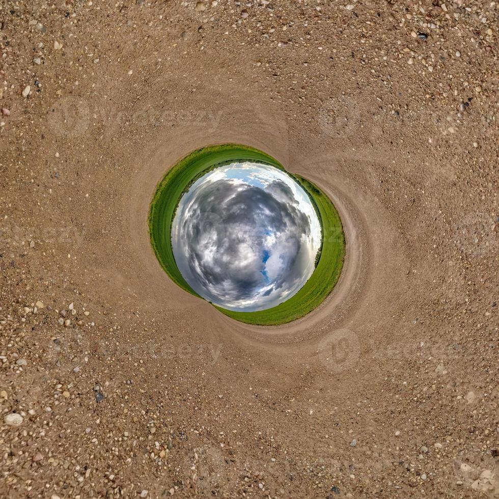 inversie van blauwe kleine planeet transformatie van bolvormig panorama 360 graden. sferische abstracte luchtfoto op weg met geweldige mooie wolken. kromming van de ruimte. foto