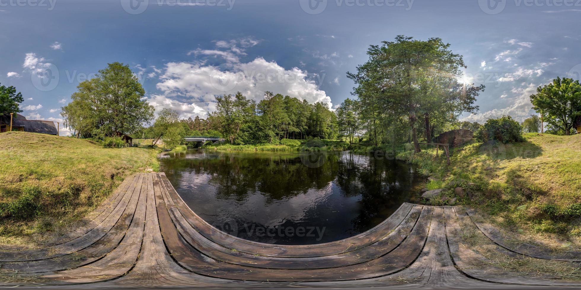 volledig naadloos bolvormig hdri-panorama 360 graden hoekzicht op houten pier van meer of rivier in de buurt van brug met prachtige wolken in equirectangular projectie, vr-inhoud foto
