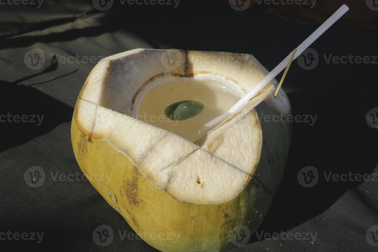 foto van vers kokossap op een tropisch strand