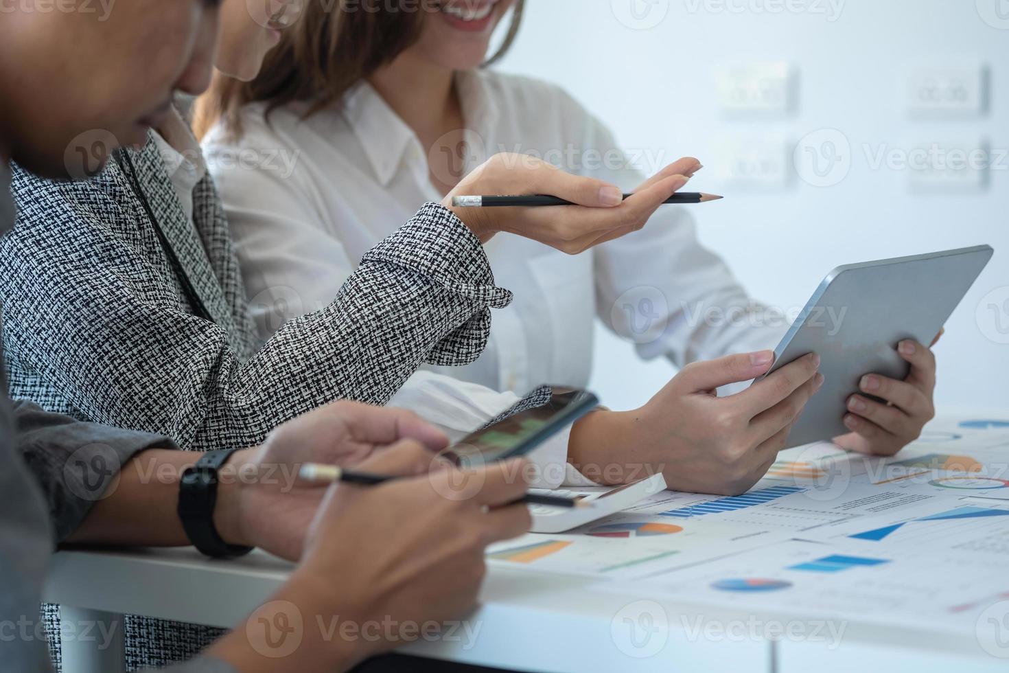 marketing, financieel, boekhouding, planning, team van zakenvrouwen analyseren bedrijfsresultaten en winst met grafiekstatistieken. gebruik een laptop en een rekenmachine om het saldo van het bedrijf te berekenen. foto