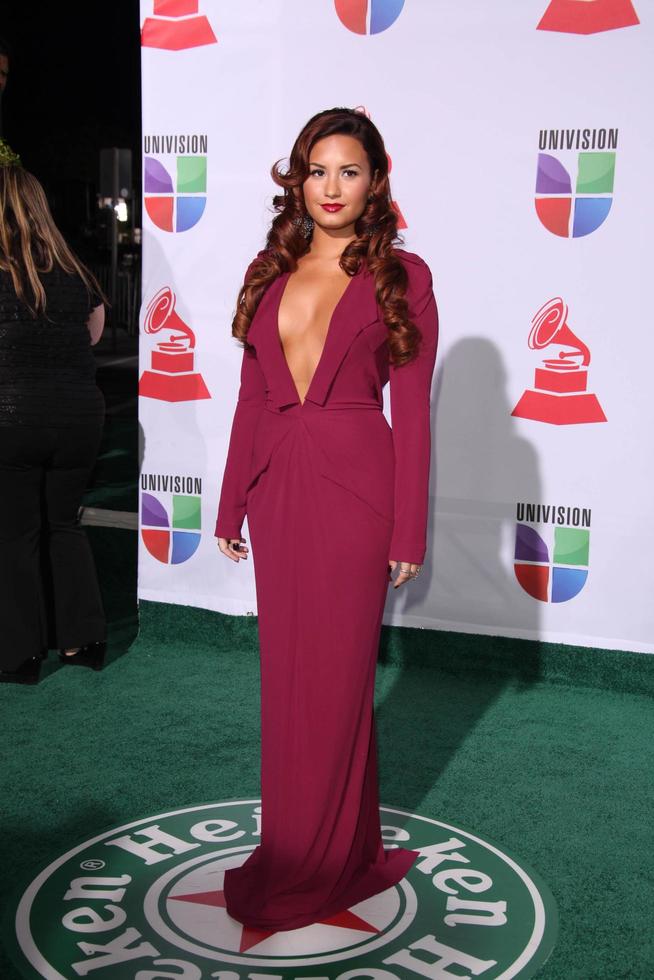 los angeles, 10 nov - demi lovato arriveert bij de 12e jaarlijkse latin grammy awards in mandalay bay op 10 november 2011 in las vegas, nv foto