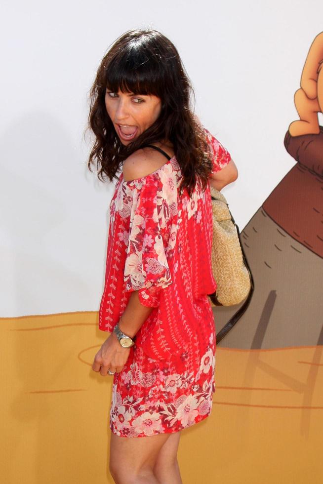 los angeles, 10 juli - constance zimmer arriveert bij de première van winnie, de pooh in de walt disney studio's op 10 juli 2011 in burbank, ca foto