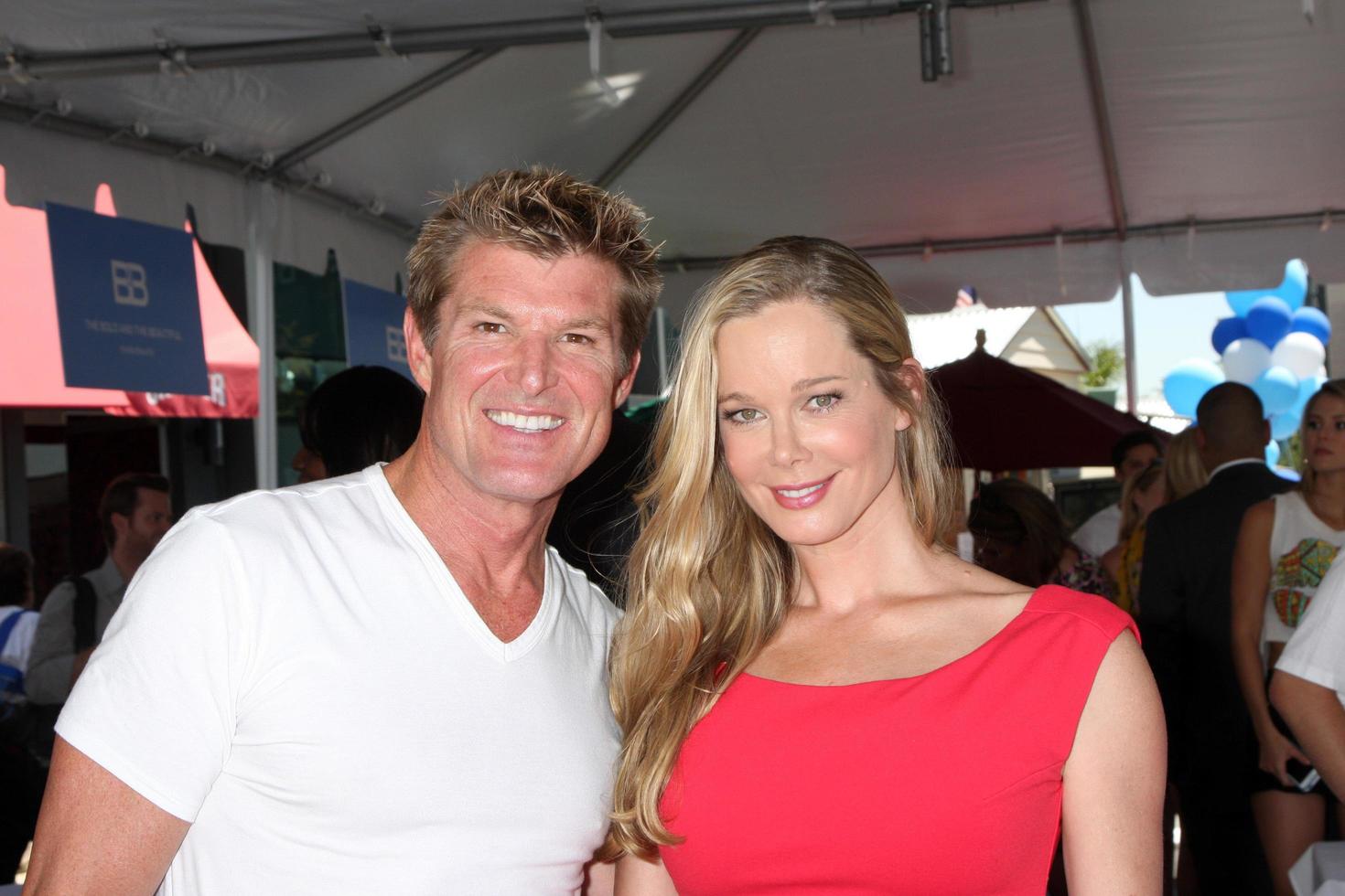 los angeles, 23 aug - winsor harmon, jennifer gareis bij de gedurfde en mooie fan meet and greet op de boerenmarkt op 23 augustus 2013 in los angeles, ca foto